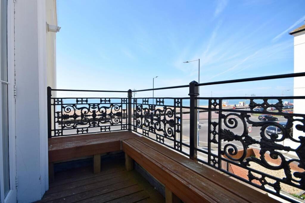 Spacious 3 Bedroom Beachfront Property With Amazing Sea Views! Portsmouth Exteriér fotografie