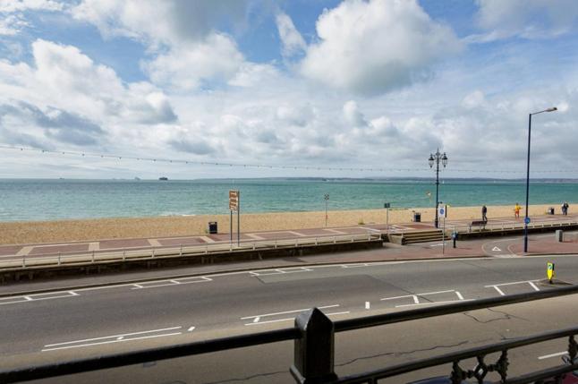 Spacious 3 Bedroom Beachfront Property With Amazing Sea Views! Portsmouth Exteriér fotografie